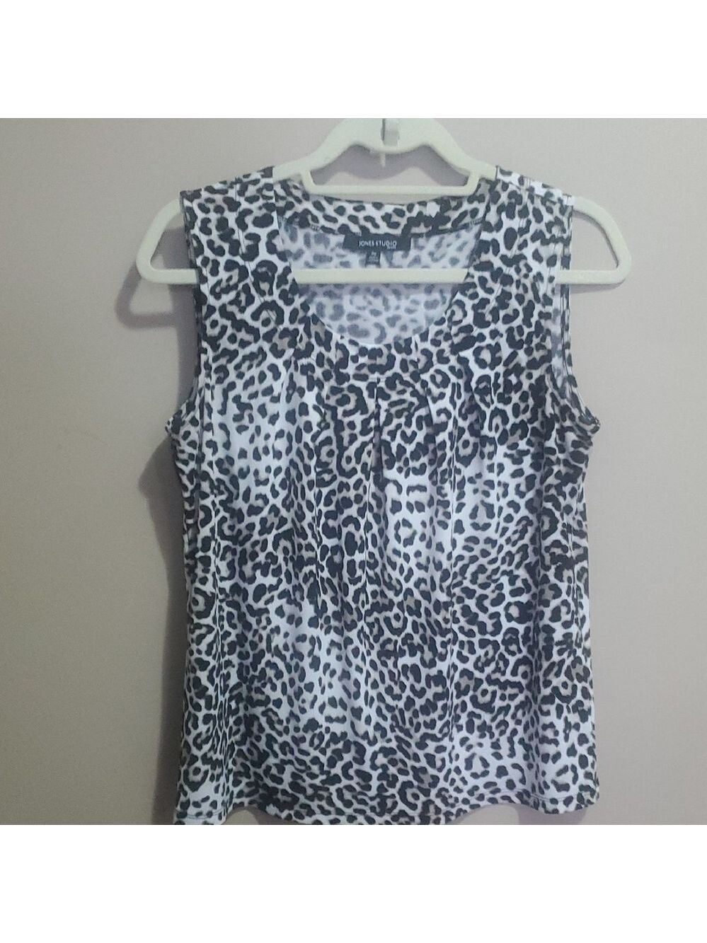 Jones Studio Chic Leopard Print  Sleeveless Top Size Medium Petite